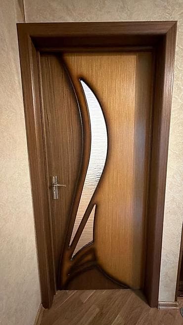 Daxili otaq qapısı – dekorativ şüşə 5 eded qapi.qiymet biri 80