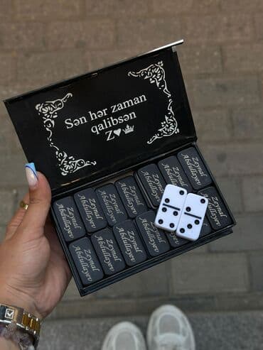 metbex ucun alcipan fiqurlari: Qara rəngli, üzərində őzəl ad yazılmış domino dəsti. Dəstin qutusu da — 1