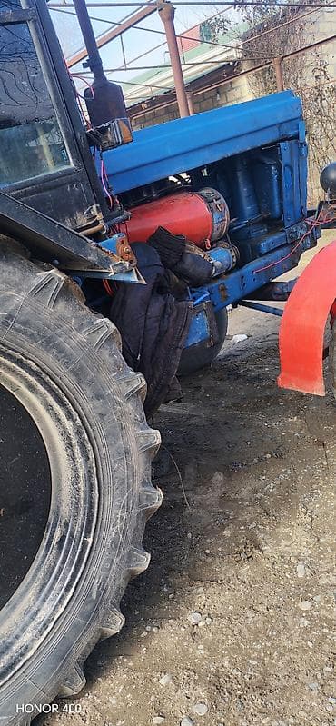 Moyka avadanlığı: Mavi rəngli kabinli təkərli kənd təsərrüfatı traktoru. Texniki — 7