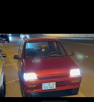 cruze dumanı: Kompakt şəhər avtomobili – qırmızı rəngdə, 3 qapılı hetçbek kuzov. - — 2