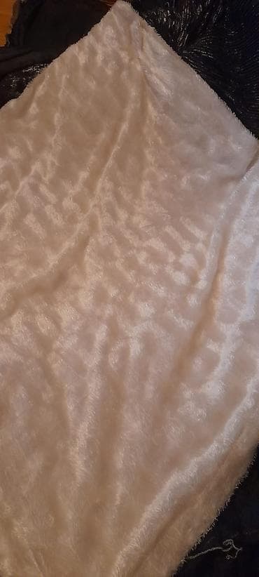 stul ustu: Ağ rəngli, yumşaq tüklü plaşet/örtük parçası. ÖLÇÜ: 2 × 2.30 Biri 25 — 4