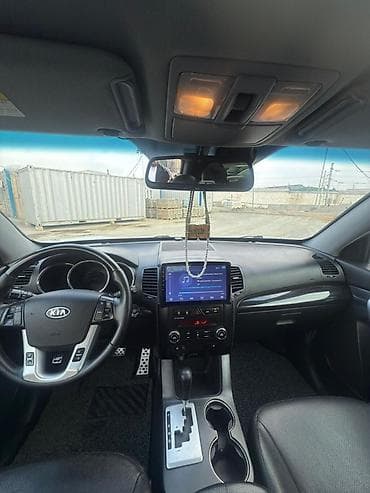 avtomobil oturacaq uzluyu: Kia Sorento – ağ rəngli, şəhər və uzun yol üçün rahat krossover/SUV — 10