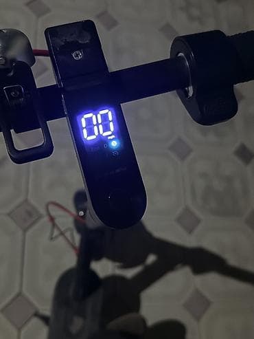 elektrikli sc: Elektrik skuter - Şəhərdaxili rahat hərəkət üçün kompakt elektrik — 3