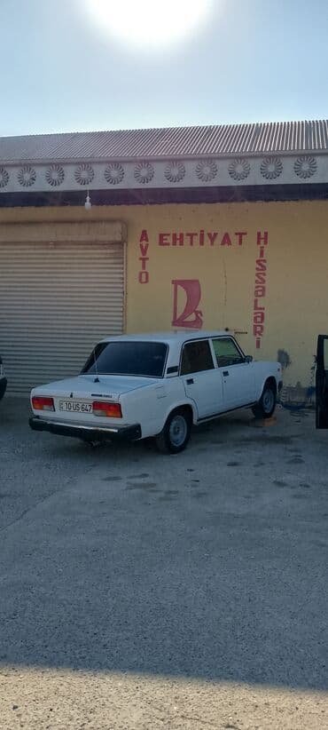 vaz 2103: LADA 2107 sedan – klassik ağ rəngli, 4 qapılı, arxa ötürücülü model — 3