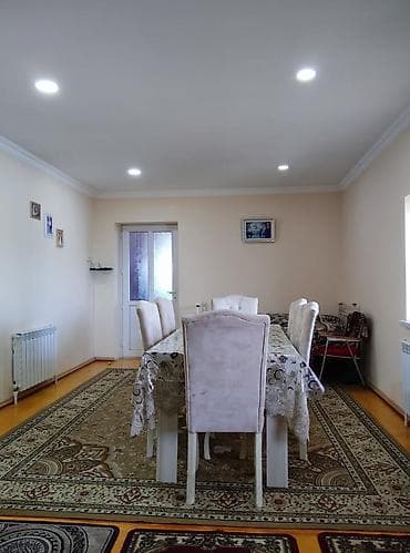 baki kiraye: Geniş və işıqlı ev interyeri təqdim olunur: - Böyük zal: Uzun masa və — 8