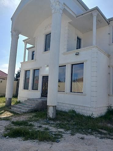 İki mərtəbəli, klassik sütunlu fasadlı geniş fərdi yaşayış evi. ev