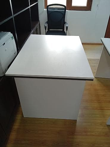 Ağ rəngdə sadə və funksional iş masası - Material: laminat/MDF lövhə — 3