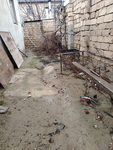 gencede ev: Satılır: 4 otaqlı həyət evi Xüsusiyyətlər: - Geniş zal: yemək masası — 10