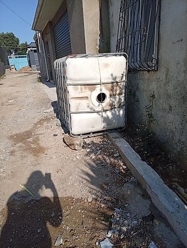 Konteynerlər: IBC plastik kub konteyner (metal qəfəsli) - Həcmi: təxmini 1000 litr — 3