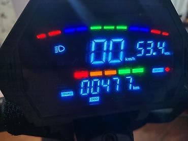 elektrik samokat: Elektrik skuter E-scooterin Scorpion modeli şarj cihazı üstündə — 4