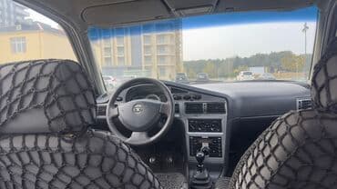 surət qutusu: Daewoo Nexia sedanı - Kuzov: 4 qapılı sedan, açıq gümüş rəng - Nömrə — 9