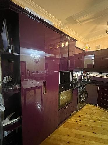 Sifarişlə taburetkalar: Mətbəx mebeli – bənövşəyi (şlamlı) parlaq MDF fasadlar, qara mərmər — 1