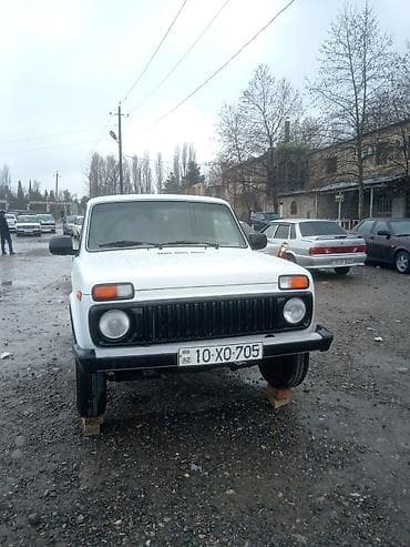 ikinci el radiatorlar: LADA Niva (3 qapılı) ağ rəngli off-road SUV - Kuzov: 3 qapı, qısa — 3