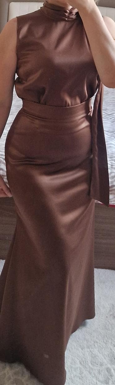Saten materialdan, şokolad-qəhvəyi rəngdə, uzun ziyafət/abiyə don