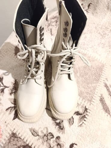 Toy paltarları və aksesuarları: Ağ rəngli qadın botları - Model: bağlamalı və yan tərəfdən fermerli — 3