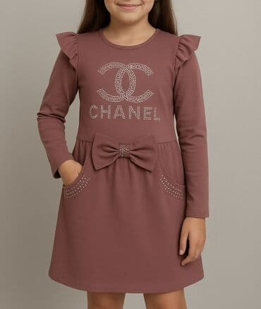 Uşaq paltarı – uzunqol, pudra-bənövşəyi rəngdə. Ön hissədə strazlı