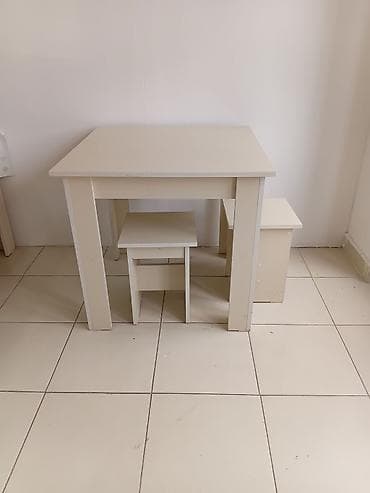 Ağ rəngli komod dəsti: - 1 ədəd kvadrat formalı stol/masa - 1 ədəd