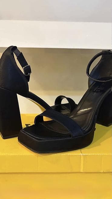 basanoşka: Qadın platforma sandal
1 dəfə toya geynilib, yenidir — 1