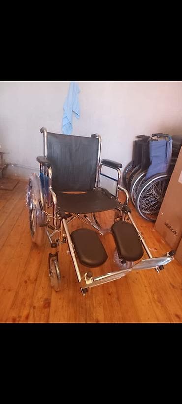 Tibbi əlil arabası – rahat oturacaq və bel dəstəyi olan, möhkəm