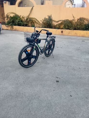 Şəhər tipli velosiped Xüsusiyyətlər: - Bərkidilmiş alüminium/metal