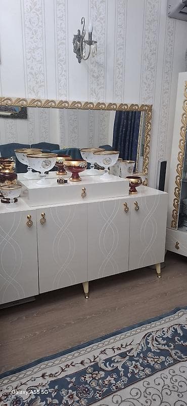 qonaq dəsti: Qonaq otağı üçün klassik üslubda mebel dəsti Tərkib: - Vitrin: Önü — 3