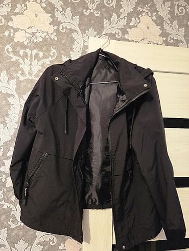 Qara rəngli yüngül küləkkeçirməz gödəkçə - Kapüşonlu, iplə