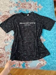Qadın geyimləri dəsti - Qara rəngli t‑shirt: Ön hissədə “alexander