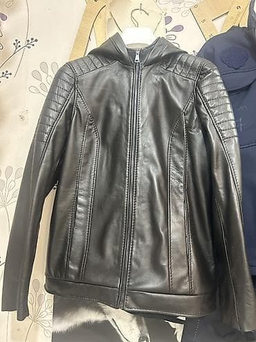 Kurtkalar: Qara rəngli dəri üslubunda kişi gödəkçəsi - Model: düz kəsim, ön — 1