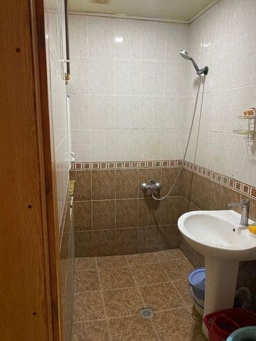 bine sovxoz: Yeni gunesli,d massiv,bina 13. Yeddinci mertebede kiraye ev verilir — 10