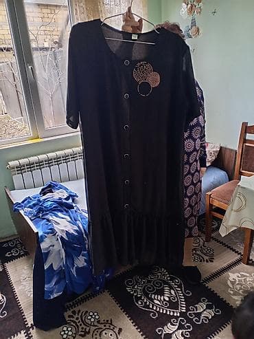 Qadın paltarı – qara rəngdə, dizdən aşağı uzunluqda. - Düyme detallı — 1