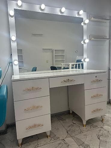 divan olcusu: Vitrin güzgülü vizaj/saç düzümü masası - Geniş ölçülü düzbucaqlı — 1