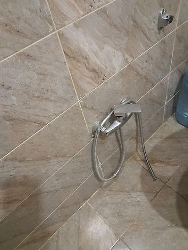 4 kunc tortlar: Sanitar qovşaq komplekti - Unitaz: üst qapaqlı, guzgu,uvaniyi — 4