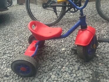 Uşaq üçtəkərli velosipedi - Rənglər: mavi gövdə, qırmızı oturacaq və