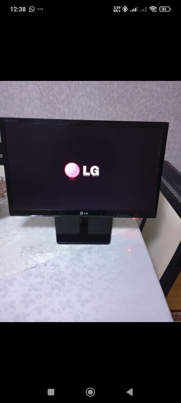 LG LCD monitor - Marka/model: LG (ekranda LG loqosu görünür) - Ekran