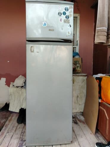 İki qapılı soyuducu - Üst hissədə dondurucu, alt hissədə əsas soyutma