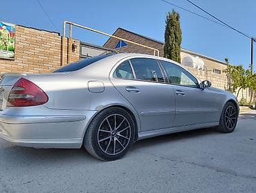 şuşe qaldıran: Mercedes-Benz E-Class sedan (W211), gümüşü rəng. Xüsusiyyətlər: - — 8