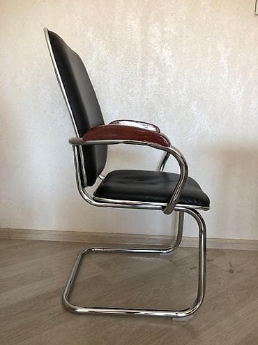 İş oturacağı. Hər şeyi yerində və əla vəziyyətdədir. Sadəcə üstünün