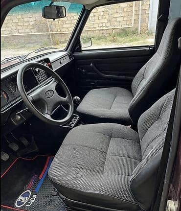 gence masin salonu: VAZ 2107, klassik sedan - Kuzov: 4 qapılı sedan, tünd albalı rəng - — 5