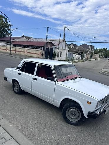kotan satisi: VAZ 2107, ağ rəng, salon yenilənmiş. Xüsusiyyətlər: - Korpus: sedan — 8