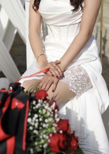 Məhsul: Gəlinlik donu - Rəng: Ağ, atlas effektli parça - Dizayn