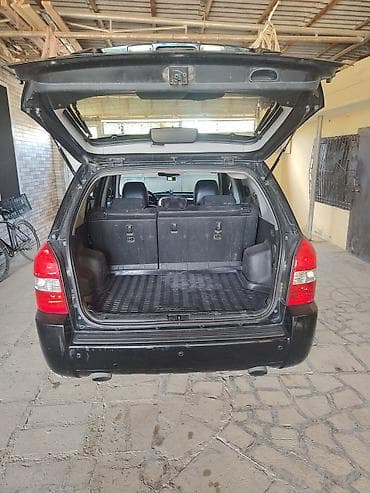 larzon disk: Hyundai Tucson CRDi – dizel, avtomat, qara rəngli kompakt SUV. Əsas — 2