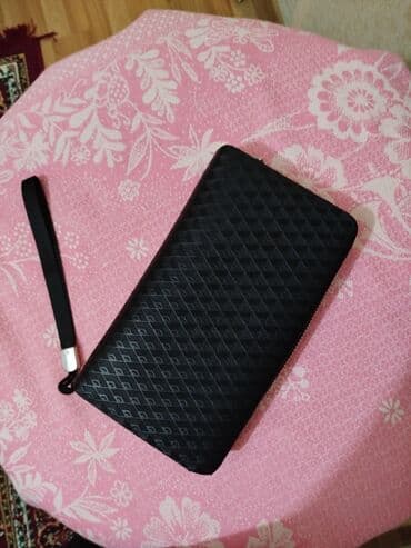 balaca qadın pul kisəsi: Qara rəngli uniseks pulqabı/klatç - Material: teksturalı süni dəri — 2