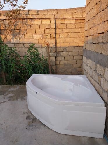 Ağ rəngdə, künc formalı vanna satılır. Bu vanna kiçik hamam otaqları