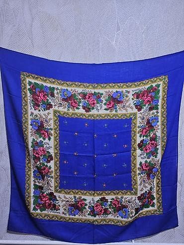 Mavi fonlu, klassik çiçək naxışlı yaylıq/şal. - Ölçü: təxmini kvadrat