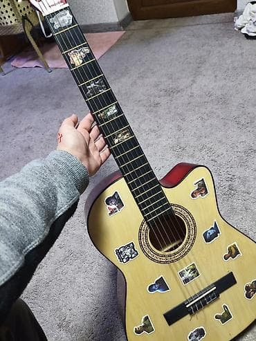 ağ sumka: Klasik gitara satilir. Ciziltisi falan yoxdur. İcinden acar ilede — 2