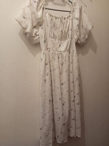 Ağ rəngdə, bənövşəyi çiçək naxışlı yay donu. - Model: midi uzunluq — 3