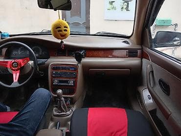 Avtomobil: Sedan tipli, qızılı rəngdə (arxa sağ hissədə qara rəngli