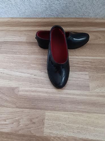 çekmeler: Uşaq rezin başmaqları - Rəng: qara (parlaq), iç hissə qırmızı astarlı — 2