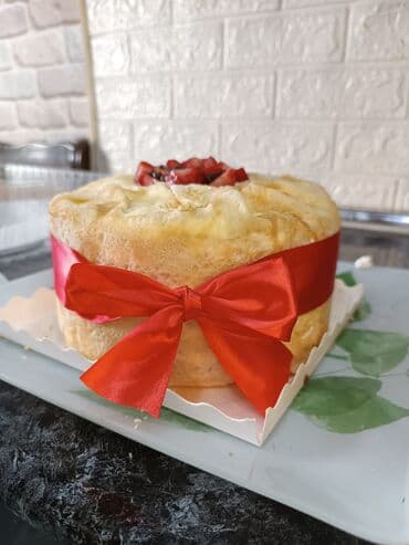 blincik tortunun hazirlanmasi: Üzərində təzə çiyələk dilimləri olan, blincik tortu, yumşaq və zərif — 1