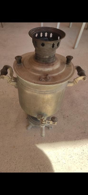 Məhsul: Köhnə tip samovar (kömür/odunla işləyən) Təsvir: - Klassik